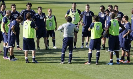  Cesare Prandelli (tengah), pelatih timnas Italia, memberikan pengarahan pada pemainnya saat menggelar latihan di Stadion Cracovia, Krakow, Ukraina, pada Sabtu (16/6). 