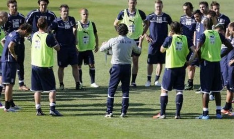 Cesare Prandelli (tengah), pelatih timnas Italia, memberikan pengarahan pada pemainnya saat menggelar latihan di Stadion Cracovia, Krakow, Ukraina, pada Sabtu (16/6). 