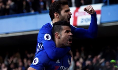 Cesc Fabregas (atas) bersama Diego Costa.