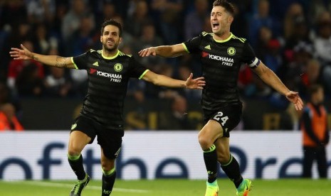 Cesc Fabregas dan Gary Cahill merayakan gol ke gawang Leicester City pada lanjutan Babak Ketiga Piala Liga Inggris, Rabu (21/9) dini hari WIB.