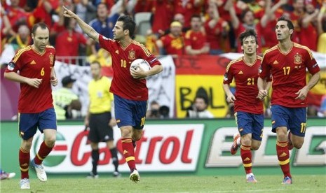 Cesc Fabregas (dua kiri), gelandang timnas Spanyol, melakukan selebrasi bersama rekan setim usai menjebol jala Italia di laga Grup C Piala Eropa 2012 di Gdansk, Polandia, Ahad (10/6). 