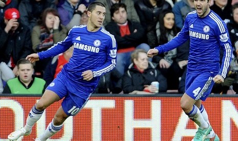 Cesc Fabregas (kanan) dan Eden Hazard.