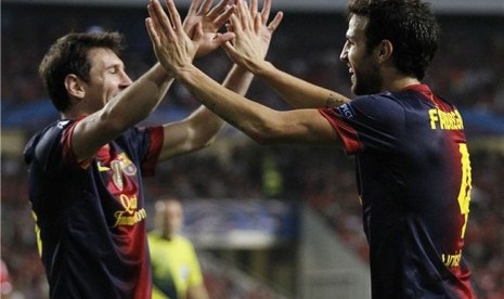 Cesc Fabregas (kanan) dan Lionel Messi saat masih membela Barcelona.