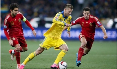 Cesc Fabregas (kiri) dan Cesar Azpilicueta (kanan) mengejar pemain Ukraina Andriy Yarmolenko