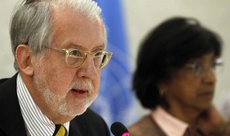 Chair of the Commission of Inquiry on Syria Paulo Pinheiro (left) delivers his report next to UN human rights chief Navi Pillay during the Human Rights Council at the United Nations in Geneva March 11, 2013. 