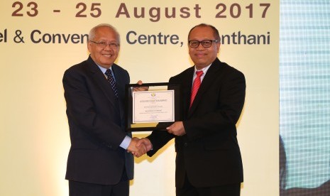 Chairman ASSA, ATTY Emmanuel F Dooc menyerahkan apresiasi kepada Direktur Utama BPJS Ketenagakerjaan Agus Susanto untuk kategori Insurance Coverage.