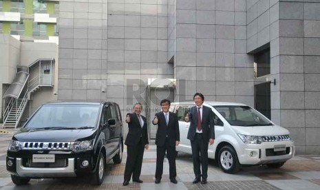 Chairman CEO Mitsubishi, Osamu Masuko berbincang dekat mobil mini MPV Mitsubishi Delica bersama Executive Vice President Mitsubishi Motor Corporation, Kozo Shiraji  dan Presiden Direktur Kramayudha Tiga Berlian (KTB), di Jakarta (16/9). (Republika/Prayogi)