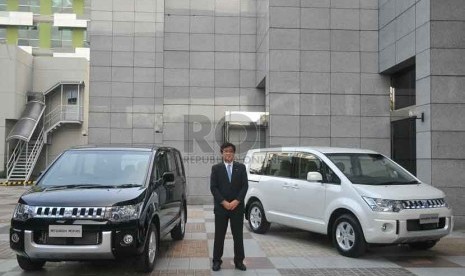 Chairman CEO Mitsubishi, Osamu Masuko berbincang dekat mobil mini MPV Mitsubishi Delica bersama Executive Vice President Mitsubishi Motor Corporation, Kozo Shiraji  dan Presiden Direktur Kramayudha Tiga Berlian (KTB), di Jakarta (16/9). (Republika/Prayogi)