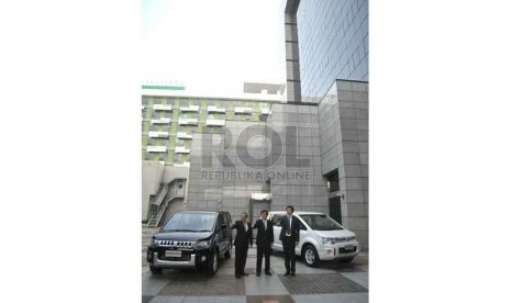 Chairman CEO Mitsubishi, Osamu Masuko berbincang dekat mobil mini MPV Mitsubishi Delica bersama Executive Vice President Mitsubishi Motor Corporation, Kozo Shiraji  dan Presiden Direktur Kramayudha Tiga Berlian (KTB), di Jakarta (16/9). (Republika/Prayogi)