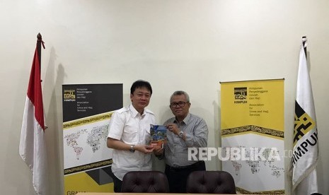 Chairman IITCF dan Ketua ATLMI Priyadi Abadi (kiri) menyerahkan buku 