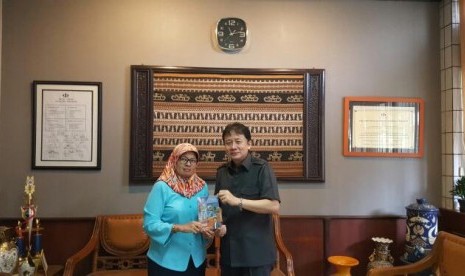 Chairman IITCF Priyadi Abadi (kanan) menyerahkan buku 