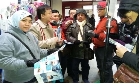 Chairman IITCF Priyadi Abadi (kedua dari kiri) memberikan pengarahan kepada para peserta West Europe Tour Leader Moslem Educational Trip  angkatan pertama di Puncak Titlis (Swiss), Februari 2016.  