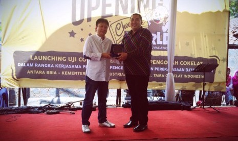 Chairman IITCF Priyadi Abadi (kiri) dan pemilik Chocodot Kiki Gumelar.