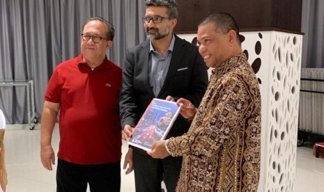 Chairman Indonesia Halal Lifestyle Center (IHLC) Sapta Nirwandar (kiri) dam Konjen RI di Dubai Ridwan Hassan berbincang-bincang di sela acara sambutan makan malam yang dihelat Konjen RI di Dubai, Ahad (15/9).