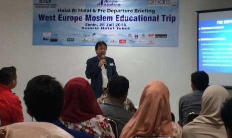 Chairman Indonesian Islamic Travel Communication Forum (IITCF) Priyadi Abadi memberikan pembekalan kepada para calon peserta WEMET Batch II di Jakarta, Senin (25/7/2016).