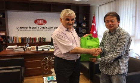 Chairman Indonesian Islamic Travel Communication Forum (IITCF) Priyadi Abadi (kanan) menyerahkan sumbangan perangkat shalat kepadaPresiden Asosiasi Masyarakat Turki Prof  Dr Nevzat Yasar Asikoglu.   