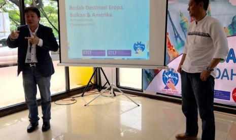 Chairman Indonesian Islamic Travel Communication Forum (IITCF) Priyadi Abadi (kiri) membedah rute wisata Muslim Balkan pada acara  sarasehan sekaligus bedah rute Balkan, Eropa Barat, Amerika Serikat dan Aqsho yang digelar oleh IITCF bekerja sama dengan For