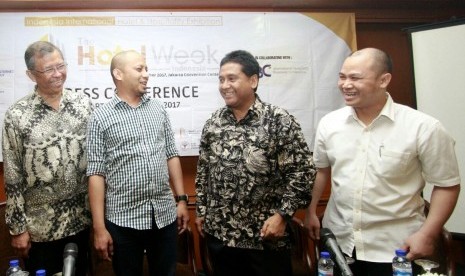 Chairman Jakarta Hotel Association Alexander Nayoan (kiri), Ketua Umum Asosiasi Penyelenggara Jasa Internet Indonesia (APJII) Jamalul Izza (kedua kiri), Ketua Umum Persatuan Hotel dan Restoran Indonesia (PHRI) Hariyadi B. Sukamdani (kedua kanan) dan CEO CNG Media and Events Henry, bersiap memberi keterangan tentang penyelenggaraan The Hotel Week Indonesia, di Jakarta, Senin (13/11).