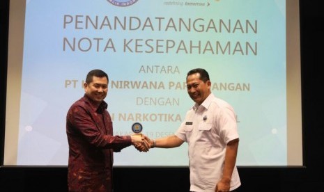 Chairman MNC Group Hary Tanoesoedibjo berjabat tangan dengan Kepala BNN, Budi Waseso dalam MoU penghibahan lahan MNC Land kepada BNN, Selasa (19/12).