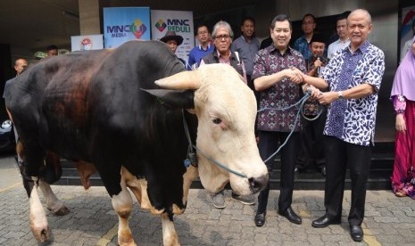 Chairman MNC Group Hary Tanoesoedibjo (kanan) menyerahkan hewan kurban secara simbolis kepada Ketua PP Muhammadiyah Anwar Abbas di Kantor Pusat PP Muhammadiyah, Menteng, Jakarta Pusat, Selasa (29/8/2017). Selain kepada PP Muhammadiyah, MNC Peduli membagikan hewan kurban kepada Masjid Istiqlal, Pengurus Besar Nahdlatul Ulama, dan keluarga besar Komando Strategi Angkatan Darat.