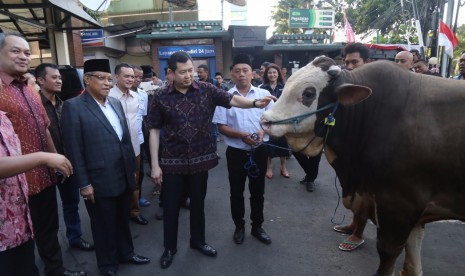 Chairman MNC Group Hary Tanoesoedibjo menyerahkan sapi limusin sebagai hewan kurban kepada Ketua Umum PBNU Said Aqil Siradj, di Gedung PBNU, Jakarta Pusat, Senin (28/8).