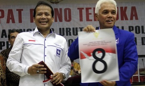 Chairman National Mandate Party Hatta Rajasa (right) holds the party's sequence number to participate in general election in 2014. (file photo)