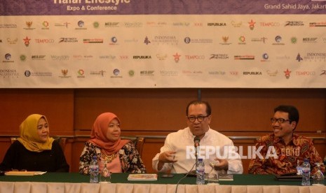 Chairman Of Indonesia Halal Lifestyle Center Sapta Nirwandar (kedua kanan), Head Of Syariah Economics And Finace Departement Bank Indonesia Anwar Bashori (kanan), Vice Chairman Of Indonesia Halal Lifestyle Center Jetti Rosila Hadi (kiri) dan Founder El Corps Elidawati (kedua kiri) memberikan keterangan saat pres conference The 2nd Indonesia Internasional Halal Lifestyle Expo & Conferance (INHALEC) di Jakarta, Selasa (10/10). 