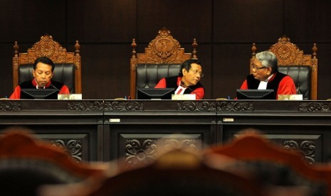 Chairman of MK, Mahfud MD (center), chairs a session over the status of vice minister in Indonesian cabinet, Tuesday.