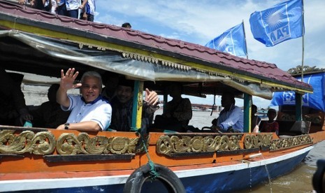 Chairman of National Mandate Party (PAN), M Hatta Rajasa (left) takes traditional punting to visit Palembang, last weekend.   