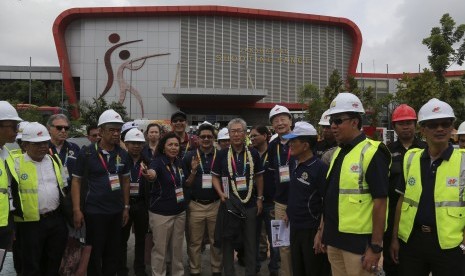 Chairman of OCA (Olympic Council of Asia) Coordination Committee Tsunekazu Takeda (tengah depan) bersama Vice President OCA (Olympic Council of Asia) Wei Jizhong (keempat kanan depan) meninjau renovasi pembangunan arena menembak di Jakabaring Sport City (J