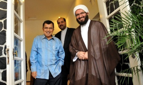 Chairman of the Indonesian Mosques Council (DMI), Jusuf Kalla (left) meet Iranian Mosque Council, Muhammad Ali Akbari Javar (right) in Jakarta on Tuesday.