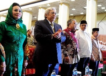 Chairman of the People`s Consultative Assembly (MPR) Taufik Kiemas (second left) celebrates World Interfaith Harmony Week 2012 at Parliamentary Building in Jakarta, Sunday.  