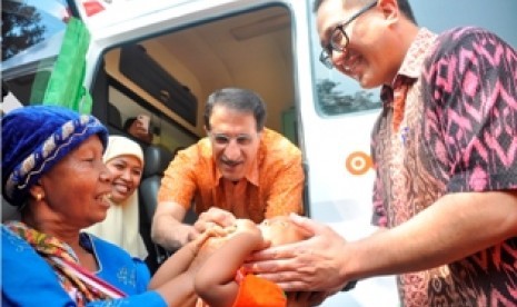 Chairman Ooredoo, Sheikh Abdullah Bin Mohammed Bin Saud Al Thani (dua dari kanan), dan Alexander Rusli, President Director & CEO Indosat (paling kanan) saat memberikan layanan kesehatan gratis di Mobil Klinik untuk masyarakat Yogyakarta tahun lalu.