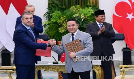 Chairman Republikorp Norman Joesoef dan CEO Baykar Haluk Bayraktar meneken kerja sama pembuatan drone disaksikan Presiden RI Prabowo Subianto dan Presiden Turki Recep Tayyib Erdogan di Istana Bogor, Jawa Barat, Rabu (12/2/2025).