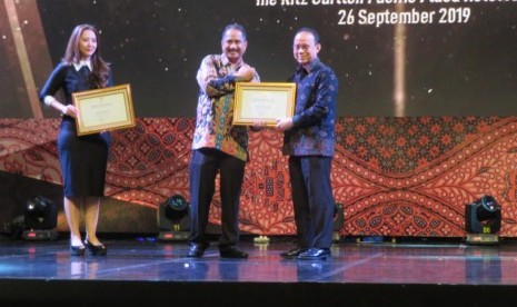 Chairman Sofyan Corp Riyanto Sofyan (kanan) menerima penghargaan dari Menteri Pariwisata Arief Yahya dalam acara Indonesia Sustainable Tourism Award (ISTA) 2019 pada Kamis (26/9) malam.