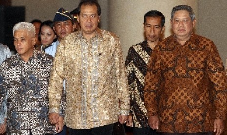 Chairul Tanjung (center)