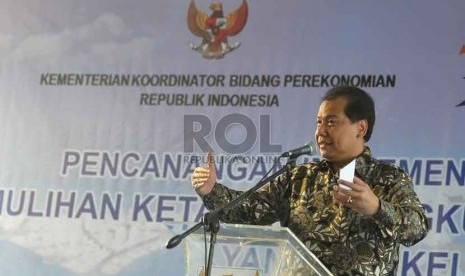 Chairul Tanjung memberikan sambutan saat acara peresmikan proyek pencanangan implementasi program NCICD: pemulihan ketahanan lingkungan ibukota Negara RI yang berkelanjutan di Jakarta, kamis (9/10). (Republika/Prayogi)