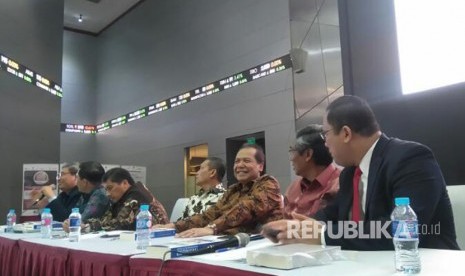 Chairul Tanjung menghadiri diskusi bertema Menuju Ketangguhan Ekonomi, di Main Hall Bursa Efek Indonesia, Jakarta, Selasa (4/4). 