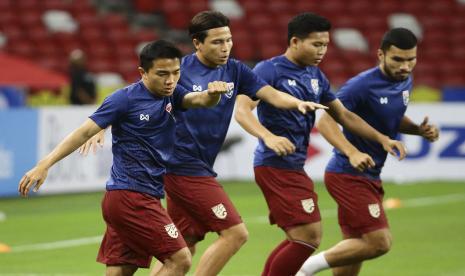 Chanathip Songkrasin dari Thailand (kiri) melakukan pemanasan di lapangan menjelang pertandingan leg kedua semifinal Piala AFF 2020 antara Thailand dan Vietnam di Singapura, Ahad, 26 Desember 2021. Thailand akan menantang Indonesia di laga final Piala AFF 2020, Rabu (29/12).