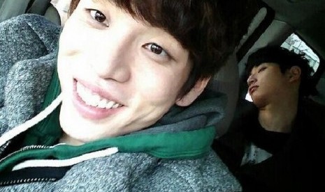 Changmin memotret dirinya bersama Jinwoon yang sedang tertidur pulas