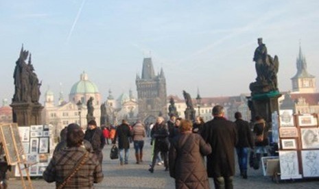 Charles Bridge di Kota Praha