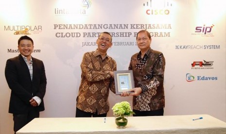 Charles Sutanto, Partner Organization Director Cisco (kiri), Arya Damar, President Director Aplikanusa Lintasarta (tengah), dan Eddy Anthony, President Director Master Systems (kanan) saat penandatangan kerja sama delapan perusahaan IT untuk menyediakan so