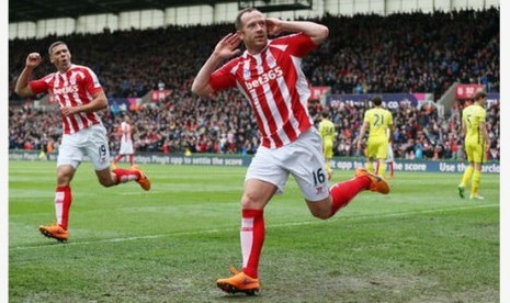 Charlie Adam (kanan) merayakan golnya ke gawang Tottenham Hotspur