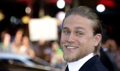 Sebagai aktor asal Inggris, Charlie Hunnam merasa tersanjung kalau ditawari main film James Bond.