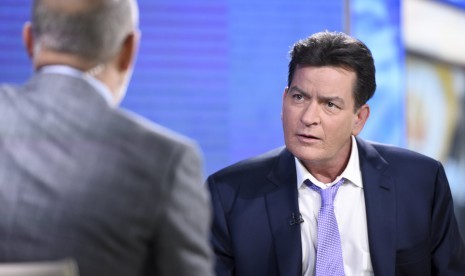 Charlie Sheen mengakui positif HIV lewat acara 'Today' di saluran TV NBC, Selasa (17/11).