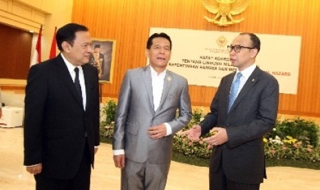 Chatib Basri (right)