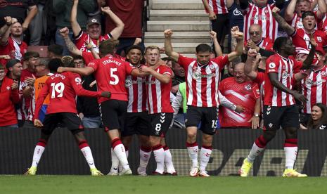 Che Adams dari Southampton, ketiga dari kiri, merayakan mencetak gol pertama timnya dalam pertandingan melawan Manchester United, dengan rekan satu timnya selama pertandingan sepak bola Liga Premier Inggris di Stadion St. Mary di Southampton, Inggris, Ahad (22/8).