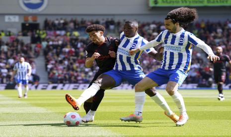 Che Adams dari Southampton, kiri, berebut bola dengan Moises Caicedo dari Brighton and Hove Albion, tengah, dan Marc Cucurella selama pertandingan sepak bola Liga Premier Inggris di Stadion AMEX, Brighton, Inggris, Ahad (24/4/2022).