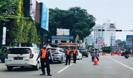 Check point ganjil-genap Kota Bogor di Terminal Baranangsiang, Ahad (25/7). 