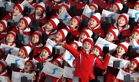 Cheerleader Korea Utara memegang bendera unifikasi Korea dalam latihan seremoni pembukaan Olimpiade Musim Dingin Pyeongchang, Korea Selatan, Februari lalu. 